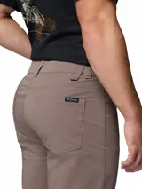 Pantalón de corte recto y color marrón, de diseño clásico con cinco bolsillos, trabillas para cinturón y tecnología Omni-Wick para mayor comodidad y absorción de la humedad.