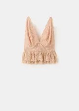 Top de encaje color nude con cuello en V, sin mangas, tirantes anchos y diseño recto.