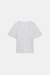 Camiseta de algodón con cuello redondo amplio tipo olla y mangas cortas. Presenta un corte slim fit y detalle de costura vertical en la espalda.