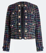 Blazer corto confeccionado en tweed multicolor con forro, escote U, manga larga y botones escudo dorados.