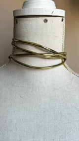 Gargantilla de bronce hecha a mano con cuatro hilos irregulares. Las fornituras de la cadena, argollas y gancho son de acero inoxidable.