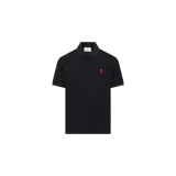 Chomba negra de manga corta con cuello clásico y cierre de dos botones. Presenta un pequeño bordado rojo con el logo de un corazón y la letra 'A' en el pecho.