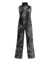 Mono de denim con efecto de lavado ácido en tonos grisáceos y negros. Presenta cierre frontal completo, cuello alto, bolsillos laterales y bordados decorativos en color azul en la parte superior del pecho. De diseño utilitario y corte holgado.