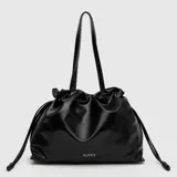 Cartera tipo shopper de cuero vegano brillante color negro, con diseño fruncido en la parte superior mediante cordones laterales y doble asa de hombro.