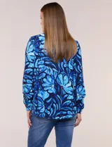 Camisa de gasa estampada con diseño animal print, cuello con solapa, escote en V, cierre frontal con botones y mangas largas, de la marca Ninety Clothing.