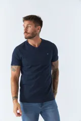 Remera básica de hombre con escote en V y manga corta. Presenta un diseño liso con logo bordado en el pecho.