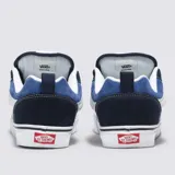 Championes Vans Knu Skool unisex, color azul con detalles en blanco. Diseño de caña baja con lengüeta y cuello acolchados, Sidestripe™ 3D y suela waffle de goma.