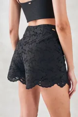 Short negro de algodón con bordado calado y terminación festoneada.