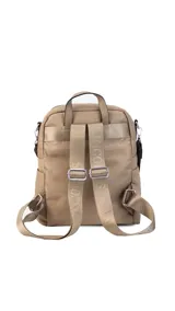 Mochila de tamaño mediano, color beige claro, con cuerpo principal de tela impermeable y detalles en simil cuero liso en la parte inferior y correas. Presenta un asa superior corta y correas ajustables para llevar al hombro o cruzada. Cuenta con un bolsillo frontal con cierre y un detalle decorativo de correa con hebilla metálica rectangular.