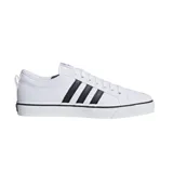 Championes Adidas modelo Nizza, de lona blanca con las tres tiras laterales en negro y suela de goma vulcanizada con detalle de línea negra.