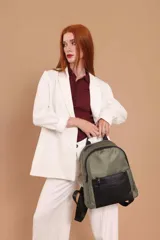 Mochila urbana de diseño combinado, confeccionada en tela resistente con bolsillo frontal y detalles en cuero sintético. Cuenta con compartimento principal con cierre y correas ajustables.