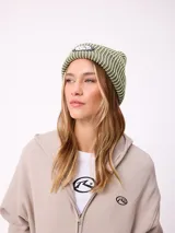 Gorro tipo beanie de tejido acanalado con diseño a rayas verticales en tonos azul y gris. Presenta un parche frontal con el logo de la marca Rusty.