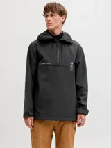 Campera anorak técnica de Jack & Jones, diseñada para ski, en color negro. Presenta cierre frontal parcial, capucha ajustable con cordones, puños con ajuste de velcro y detalles gráficos estampados en el pecho. Confeccionada en tejido impermeable y cortaviento con forro interior para mayor abrigo.