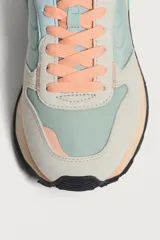 Zapatillas Hoff modelo Apollonia, color verde agua con detalles en celeste, beige y verde.