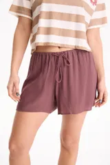 Short fluido de viscosa, color bordó, con cintura elastizada y cordón ajustable.
