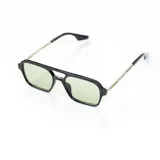 Lentes de sol con marco negro y lentes verdes rectangulares.