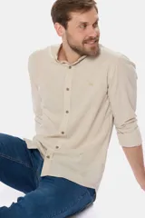 Camisa de lino color beige con cuello mao, manga larga, cierre frontal de botones y bordado sutil en el pecho.