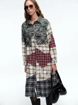 Chaqueta larga tipo camisa con diseño patchwork, confeccionada mediante la combinación de diversos tejidos de algodón con estampados de cuadros, tartán y motivos florales. Presenta cierre frontal con botones, cuello clásico, bolsillos delanteros con solapa y bordes deshilachados.