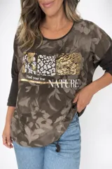 Remera de la línea italiana, color blanco con estampado frontal de animal print en tonos dorados y negros, y la frase "Find your true NATURE". Tiene cuello redondo, mangas largas y cordón regulable en la parte inferior para ajustar el largo.