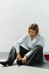 Zueco negro de piel con acabado grabado efecto cocodrilo, diseño destalonado, punta cuadrada y tacón ancho.