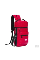 Mochila fucsia con estampado de corazones en relieve, marca Las Oreiro. Tiene dos compartimentos con cierre, correas acolchadas negras y logo de la marca en el frente.