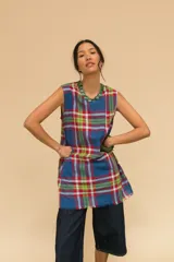 Vestido corto sin mangas con estampado a cuadros en tonos azul marino, rojo y blanco.