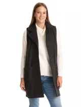 Chaleco largo de paño marca Barrington, color negro, con cuello solapa, cierre frontal con botones y bolsillos delanteros aplicados.