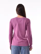 Remera de manga larga color gris oscuro, ajustada al cuerpo, con un estampado frontal de flores y texto en color blanco.