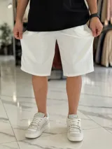 Bermuda deportiva de corte baggy y estilo jogging, en color beige, con bolsillos laterales y cintura elástica.