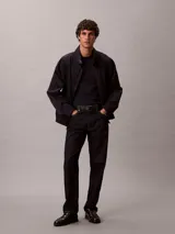 Remera de manga corta Calvin Klein con corte slim, cuello redondo y logo bordado pequeño en el pecho.