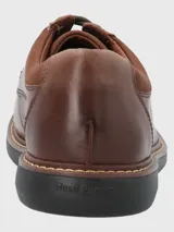 Zapato de cuero marrón con cordones, diseño de punta redonda y suela de goma EVA negra con tecnología de confort.