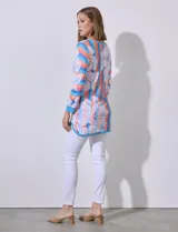 Buzo tejido de hilado fino marca Ruby Rd, con cuello redondo y mangas 3/4. Diseño a rayas verticales en tonos celeste, naranja y blanco, con estampado floral.