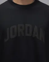Remera negra de algodón de corte holgado con la palabra "JORDAN" estampada en el pecho en relieve tono sobre tono.