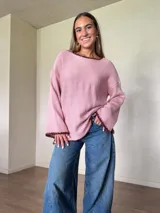 Sweater de punto jersey de algodón color amarillo con silueta oversize, mangas acampanadas y cuello a la base. Presenta terminaciones hechas a mano en crochet a contratono en color celeste con detalles de lurex.