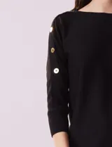 Buzo tejido color salmón de hilado fino, marca Cable & Gauge. Escote redondo con calados. Manga ¾, modelo dolman con aplique de botones dorados.