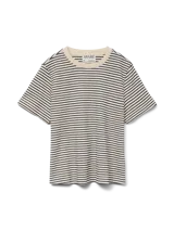 Remera de manga corta con hombros caídos y cuello redondo, de corte regular, confeccionada en algodón orgánico con diseño de rayas horizontales.