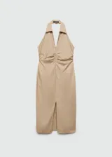 Vestido midi de corte recto y diseño halter, confeccionado en mezcla de lino y viscosa. Presenta cuello polo, cierre frontal con cremallera y detalle de fruncido en la cintura. Cuenta con espalda abierta y una abertura en el bajo delantero.