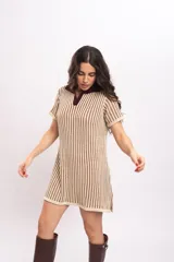 Vestido corto de tejido de punto a rayas verticales en tonos beige y marrón, con cuello polo marrón y escote en V.