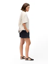 Remera beige de lino con mangas cortas y corte holgado.