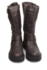 Bota marrón de caña alta con hebillas y suela track.