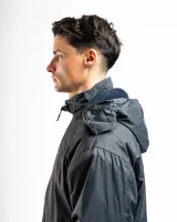 Campera de nylon color bordó con capucha y forro micropolar negro. Tiene cierre frontal, bolsillos laterales con cierre y un bolsillo vertical en el pecho con cierre.