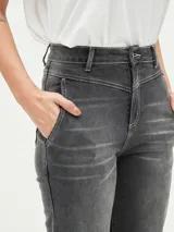 Jean de mujer color negro, de corte recto y tiro alto, con costuras decorativas en la parte delantera y trasera.