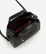 Cartera satchel mediana de Satinato en color negro, confeccionada en poliuretano. Posee estructura firme, doble asa de mano superior y correa larga ajustable para llevar al hombro o cruzada. Cuenta con un bolsillo frontal con cierre y detalles metálicos dorados.