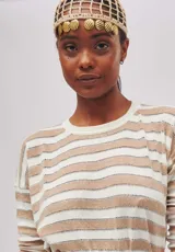 Casquete tejido a mano en croché tipo rejilla en motivos florales multicolor.