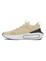 Championes de running Under Armour modelo Phantom 4, color beige con detalles en negro y blanco. Presentan un diseño de tejido técnico con cuello tipo calcetín, contrafuerte de TPU en el talón y suela con tecnología de amortiguación UA HOVR+.