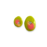 Par de aros con forma ovalada irregular, color verde lima con detalles en rosa y aplique de strass.