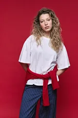 Remera boxy fit blanca de algodón, con silueta amplia y relajada, hombros caídos y mangas amplias.