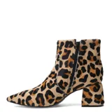 Botas de caña corta con punta fina y taco cuadrado, confeccionadas en cuero con estampado animal print de leopardo.