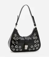 Bolso baguette Satinato de PU color negro, decorado con múltiples ojales metálicos plateados y remaches. Cuenta con un cierre de solapa frontal con hebilla metálica y correa para el hombro.