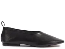 Chatita de cuero color negro, de diseño minimalista con punta fina, escote cerrado y tirador trasero.